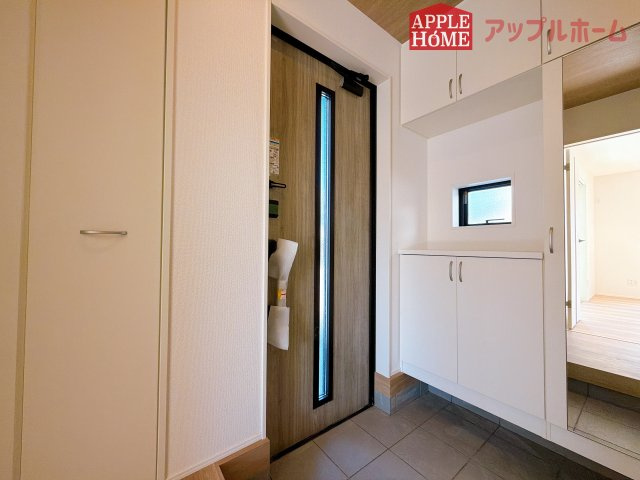 【新築住宅】行田市桜町 全1棟の玄関|上下棚にたっぷり靴を収納できます。「ただいま」と玄関を開けた瞬間から、奥に広がる空間を明るい室内を感じられますね♪