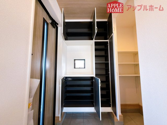 【新築住宅】行田市桜町 全1棟の玄関|明るく清潔感のある玄関でお客様を迎えるスペースをパッと明るい印象に！大容量の収納力で大家族の履物もすっきり収納できます♪