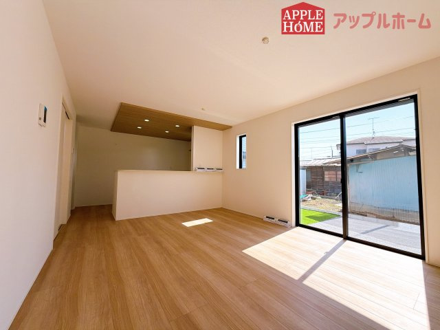 【新築住宅】行田市桜町 全1棟の居間・リビング|窓から差し込む光で家族を温かく包み込みます。明るいリビングで子育てする喜びを☆いつでも見学可能です！