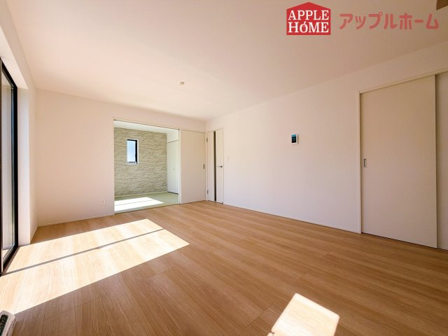 【新築住宅】行田市桜町 全1棟の居間・リビング|１日の長い時間を過ごす大切なリビングだから、広さ日当たりとことんこだわりましょう♪ぜひこの空間を実際にご体感ください！