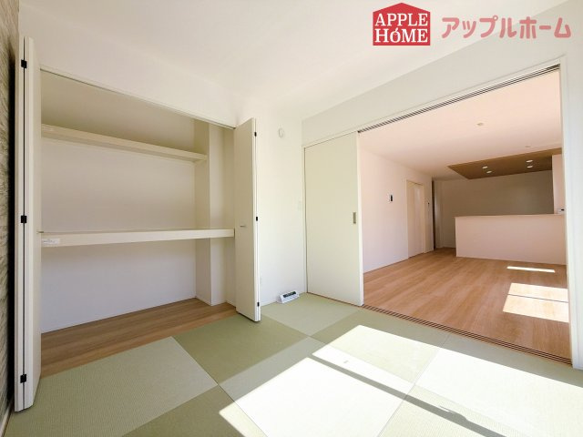 【新築住宅】行田市桜町 全1棟の和室|クローゼット付きの和室は、収納スペースが豊富で部屋全体がすっきりと片付きやすいのが特徴です。衣類や荷物を整理しやすく、生活感を抑えた洗練された空間を保てます。