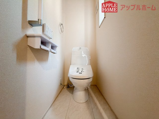 【新築住宅】深谷上野台 第23 全4棟のトイレ|白を基調とした清潔感のある明るい空間。温水洗浄便座付きで、毎日快適・清潔に使用できます。操作しやすい壁面リモコンを採用しています。