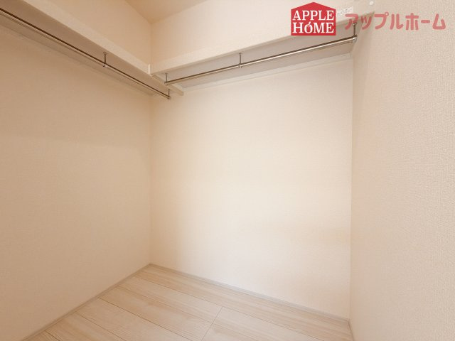【新築住宅】深谷上野台 第23 全4棟の収納|お洋服を大切にされる方に大変喜ばれる、ウォークインクローゼット。お洋服以外にも掃除機やスーツケースなどを一箇所に集約できるのは魅力ですね！扉が一箇所ですので、お部屋の見た目にもスッキリ！