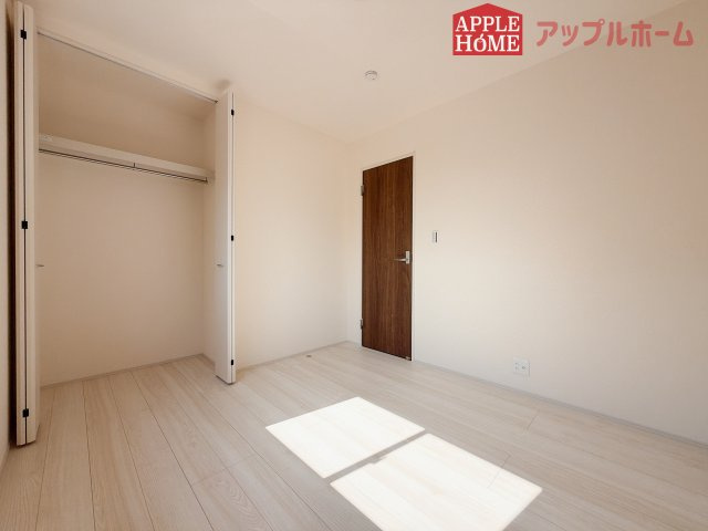 【新築住宅】深谷上野台 第23 全4棟の洋室|２階居室は全室収納あり！たっぷりある収納活用でお部屋もキレイを保てます♪