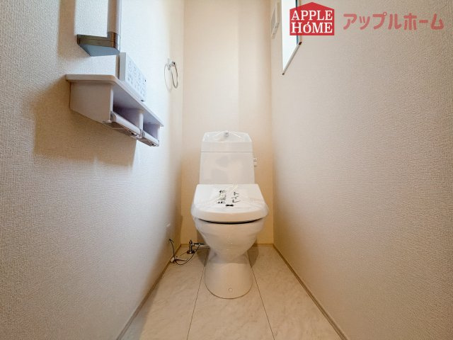 【新築住宅】深谷上野台 第23 全4棟のトイレ|白を基調とした清潔感のある明るい空間。温水洗浄便座付きで、毎日快適・清潔に使用できます。操作しやすい壁面リモコンを採用しています。