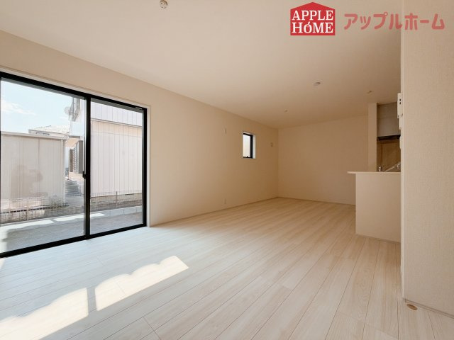 【新築住宅】深谷上野台 第23 全4棟の居間・リビング|窓から差し込む光で家族を温かく包み込みます。明るいリビングで子育てする喜びを☆いつでも見学可能です！