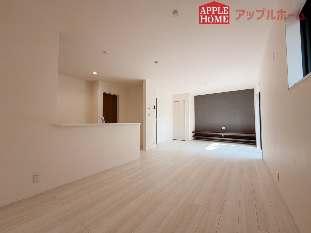 【新築住宅】深谷上野台 第23 全4棟の居間・リビング|広々リビング×対面キッチンで家族の会話も弾みます♪家族団らんの秘訣は間取りにあり☆夢のマイホームを一緒に叶えましょう！