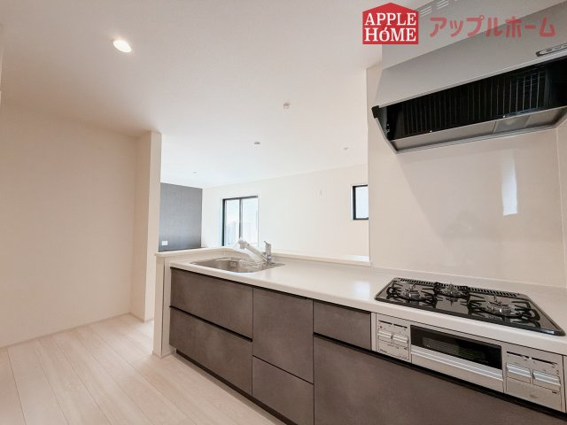 【新築住宅】深谷上野台 第23 全4棟のキッチン|キッチンから部屋中が見守れるので、小さなお子様がいるご家庭でも安心です。シンプル×ナチュラルな温かい空間は、どんなスタイルの家具も合わせやすいお部屋です。