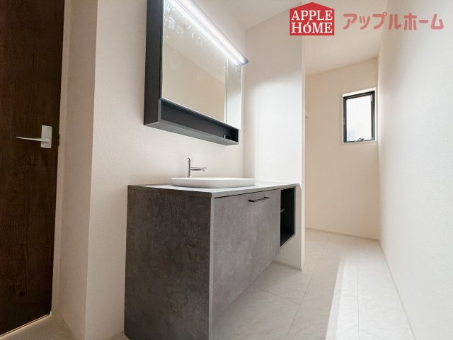 【新築住宅】深谷上野台 第23 全4棟の独立洗面台|ゆとりの洗面スペースで朝の身支度も快適スムーズに。髪のセットやお化粧もストレスなくこなせ、朝から気分良く通勤通学に向かえそうですね！
