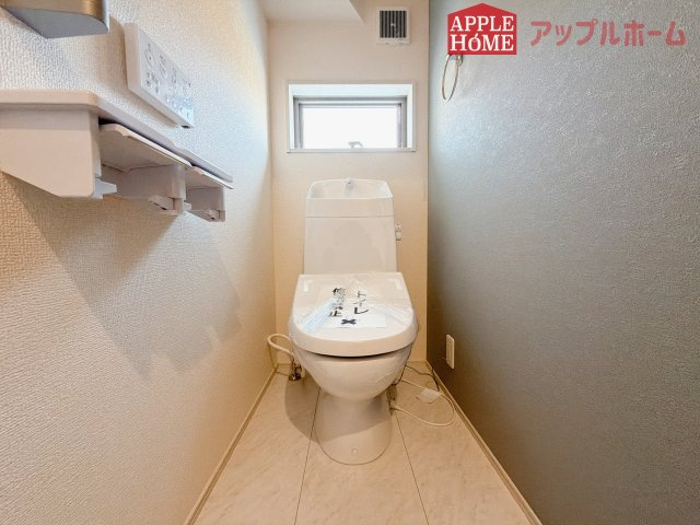 【新築住宅】深谷上野台 第23 全4棟のトイレ|白を基調とした清潔感のある明るい空間。温水洗浄便座付きで、毎日快適・清潔に使用できます。操作しやすい壁面リモコンを採用しています。