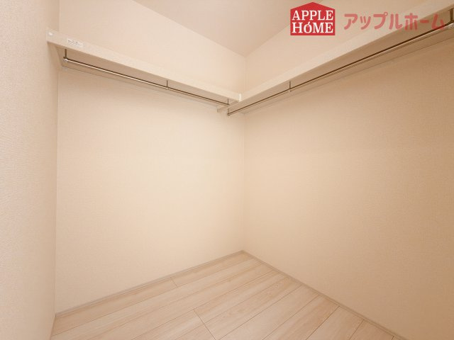 【新築住宅】深谷上野台 第23 全4棟の収納|お洋服を大切にされる方に大変喜ばれる、ウォークインクローゼット。お洋服以外にも掃除機やスーツケースなどを一箇所に集約できるのは魅力ですね！扉が一箇所ですので、お部屋の見た目にもスッキリ！