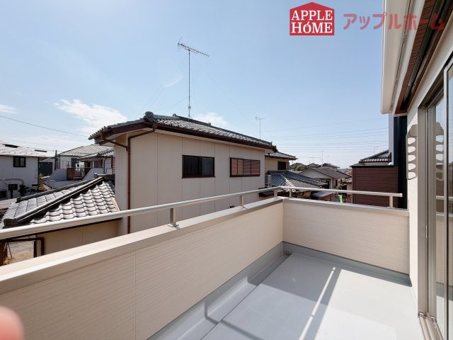 【新築住宅】深谷上野台 第23 全4棟のバルコニー|家族分の洗濯物もしっかり干せます。日当たりも良く、毎日のお洗濯が楽しくなりそう♪お布団は手軽に干せていつもポカポカに☆