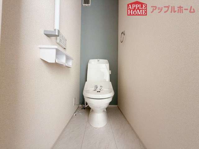 【新築住宅】深谷上野台 第23 全4棟のトイレ|白を基調とした清潔感のある明るい空間。温水洗浄便座付きで、毎日快適・清潔に使用できます。操作しやすい壁面リモコンを採用しています。