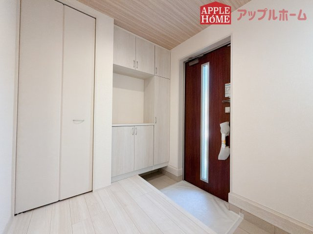【新築住宅】深谷上野台 第23 全4棟の玄関|ご家族皆様の靴やお手入れ用品を収納できる収納棚を設置！お家に出会う人々を迎える玄関だからこそ、常に整理整頓しておきたいですね♪