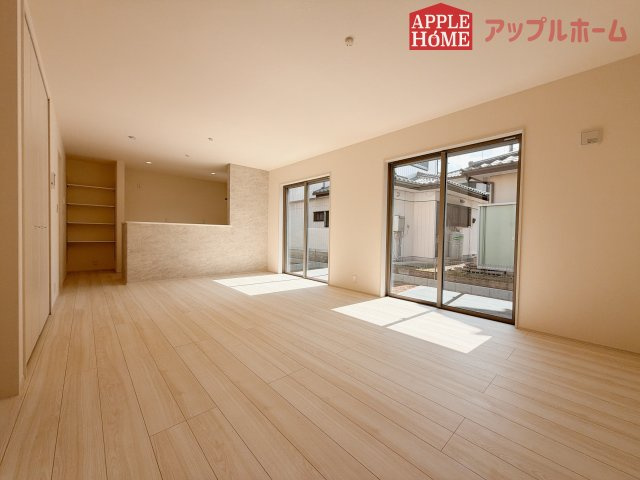 【新築住宅】深谷上野台 第23 全4棟の居間・リビング|窓から差し込む光で家族を温かく包み込みます。明るいリビングで子育てする喜びを☆いつでも見学可能です！