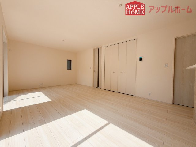 【新築住宅】深谷上野台 第23 全4棟の居間・リビング|広々リビング×対面キッチンで家族の会話も弾みます♪家族団らんの秘訣は間取りにあり☆夢のマイホームを一緒に叶えましょう！