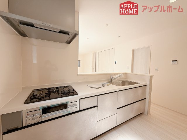 【新築住宅】深谷上野台 第23 全4棟のキッチン|キッチンから部屋中が見守れるので、小さなお子様がいるご家庭でも安心です。シンプル×ナチュラルな温かい空間は、どんなスタイルの家具も合わせやすいお部屋です。