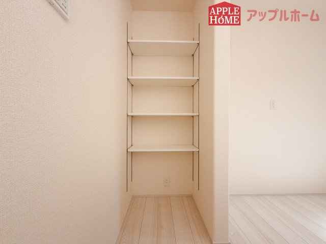 【新築住宅】深谷上野台 第23 全4棟の収納|キッチン横に収納棚あります♪