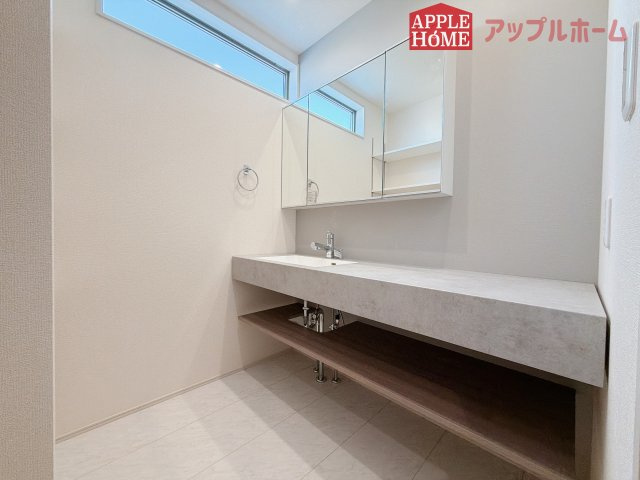 【新築住宅】深谷上野台 第23 全4棟の独立洗面台|ゆとりの洗面スペースで朝の身支度も快適スムーズに。髪のセットやお化粧もストレスなくこなせ、朝から気分良く通勤通学に向かえそうですね！