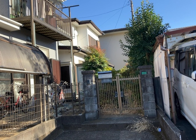 【外観】 | 土地を買う際、住む地域の自治体や福祉の補助制度にも注目してみましょう。子供や老人の医療補助やゴミ出しのルールなど、自治体によってルールに大きな違いがあるため、暮らしやすい土地で判断するとよいでしょう。