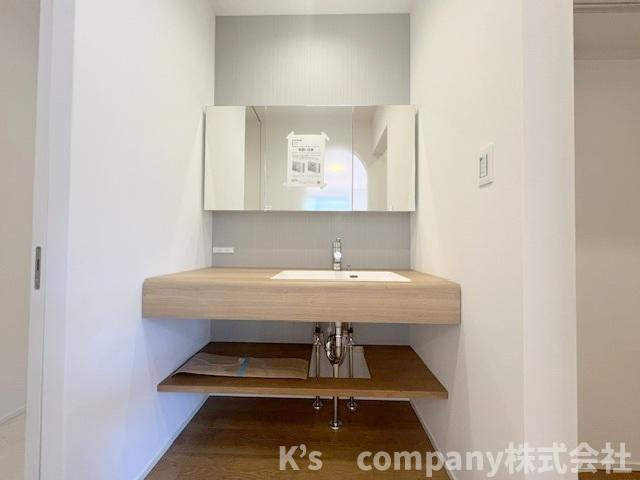 茅ヶ崎市みずき2丁目　新築戸建の独立洗面台|三面鏡の内側には小物収納が充実しています◇足元に空間がありお掃除などもしやすい洗面スペース◇