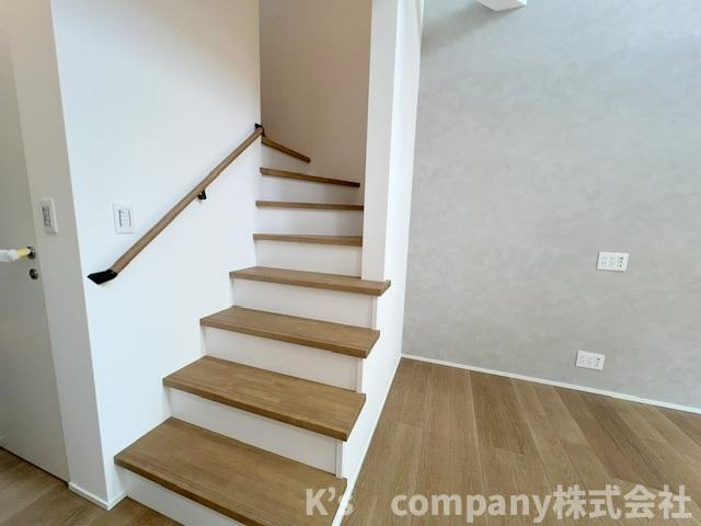 茅ヶ崎市みずき2丁目　新築戸建の内装|手すり付きの階段☆小さいお子様やご年配にも優しい仕様です◇