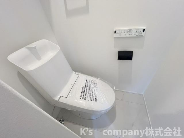 茅ヶ崎市みずき2丁目　新築戸建のトイレ|白を基調とした清潔感のある2階トイレ◇