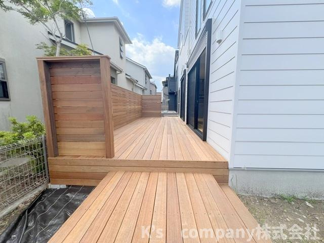 茅ヶ崎市みずき2丁目　新築戸建の庭|ウッドデッキがリビングの正面に広がっています◇