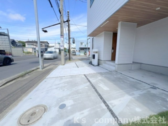 茅ヶ崎市みずき2丁目　新築戸建の駐車場|駐車スペースと前面道路の様子です◇