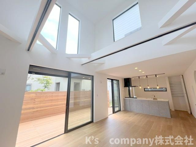 茅ヶ崎市みずき2丁目　新築戸建の居間・リビング|広々としたリビングは広さ20.8帖で、上部が吹き抜けになっており開放感があります◇