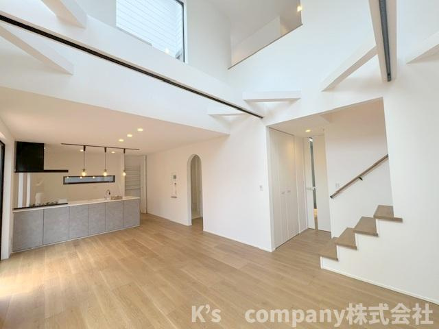 茅ヶ崎市みずき2丁目　新築戸建の居間・リビング|リビング階段でご家族とのコミュニケーションが取りやすい間取りです◇