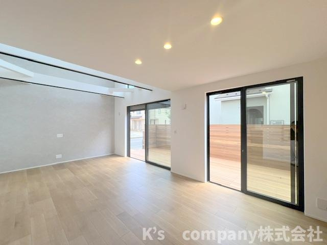 茅ヶ崎市みずき2丁目　新築戸建の居間・リビング|広い窓からは明るい日差しが差し込み、温かさを感じられる空間です◇