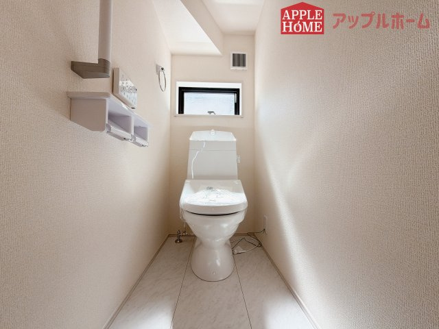 【新築住宅】深谷上野台 第23 全4棟のトイレ|白を基調とした清潔感のある明るい空間。温水洗浄便座付きで、毎日快適・清潔に使用できます。操作しやすい壁面リモコンを採用しています。