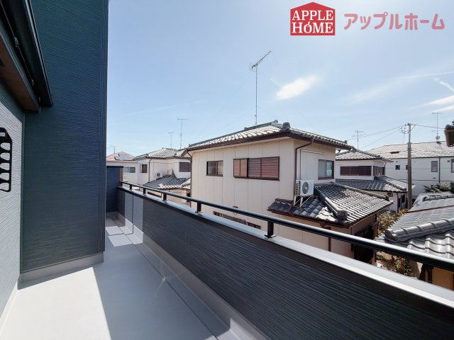 【新築住宅】深谷上野台 第23 全4棟のバルコニー|家族分の洗濯物もしっかり干せます。日当たりも良く、毎日のお洗濯が楽しくなりそう♪お布団は手軽に干せていつもポカポカに☆