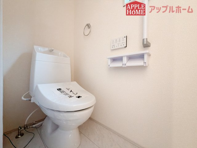 【新築住宅】深谷上野台 第23 全4棟のトイレ|白を基調とした清潔感のある明るい空間。温水洗浄便座付きで、毎日快適・清潔に使用できます。操作しやすい壁面リモコンを採用しています。