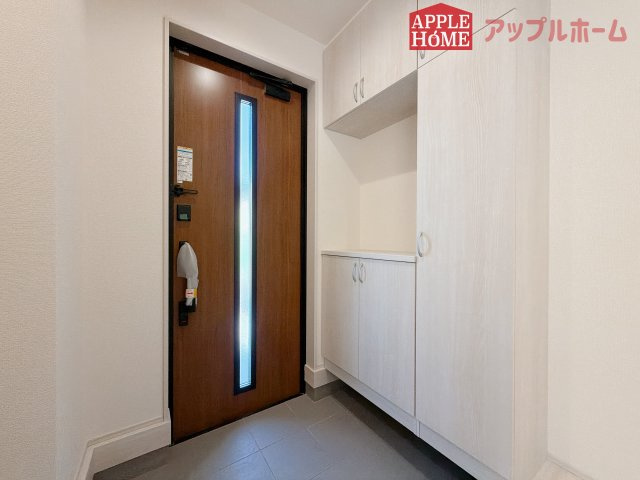 【新築住宅】深谷上野台 第23 全4棟の玄関|上下棚にたっぷり靴を収納できます。「ただいま」と玄関を開けた瞬間から、奥に広がる空間を明るい室内を感じられますね♪