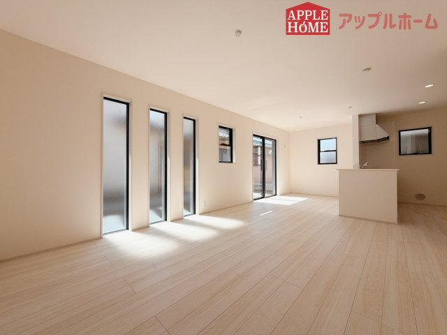 【新築住宅】深谷上野台 第23 全4棟の居間・リビング|窓から差し込む光で家族を温かく包み込みます。明るいリビングで子育てする喜びを☆いつでも見学可能です！