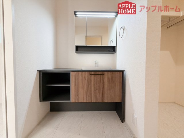 【新築住宅】深谷上野台 第23 全4棟の独立洗面台|ゆとりの洗面スペースで朝の身支度も快適スムーズに。髪のセットやお化粧もストレスなくこなせ、朝から気分良く通勤通学に向かえそうですね！