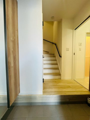 【玄関】 | 東淀川区北江口4丁目新築戸建 | １階にはお風呂、洗面、トイレが集約。玄関前の階段は、リビング・洋室がある２階のホールへ続きます。
