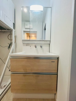 【独立洗面台】 | 東淀川区北江口4丁目新築戸建 | かがまなくても物の出し入れができる引き出し収納。根元に水がたまらない壁付水栓で日々のお手入れも楽になります。