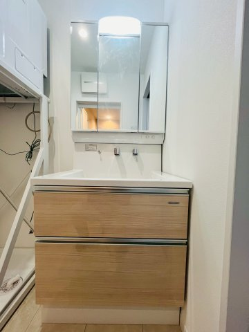 【独立洗面台】 | 東淀川区北江口4丁目新築戸建 | かがまなくても物の出し入れができる引き出し収納。根元に水がたまらない壁付水栓で日々のお手入れも楽になります。