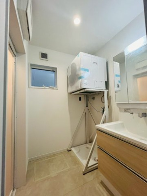 【洗面所】 | 東淀川区北江口4丁目新築戸建 | 洗面室には、自然な換気ができる小窓付き。