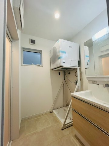 【洗面所】 | 東淀川区北江口4丁目新築戸建 | 洗面室には、自然な換気ができる小窓付き。