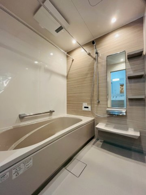 【浴室】 | 東淀川区北江口4丁目新築戸建 | 木目調のアクセントパネルで、お部屋のようなリラックス空間を演出。