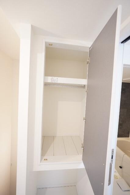 プレジール三軒茶屋　築浅　メゾネット　オートロックの収納