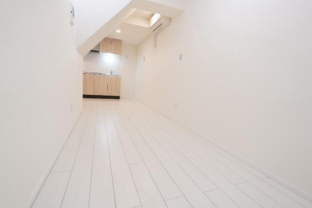 プレジール三軒茶屋　築浅　メゾネット　オートロックの居間・リビング