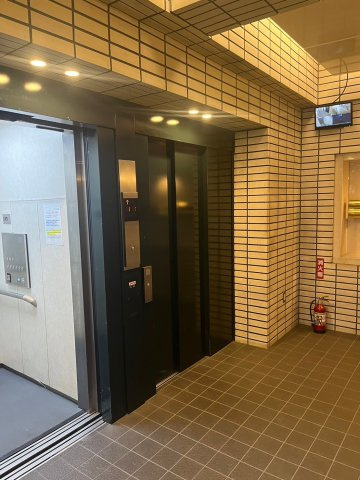 【ロビー】 | ライオンズマンション三鷹第7 | １階　エントランスのエレベーター　２基