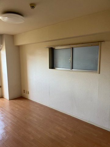 【洋室】 | ライオンズマンション三鷹第7 | 北側に　小窓があり　風通し良好です。