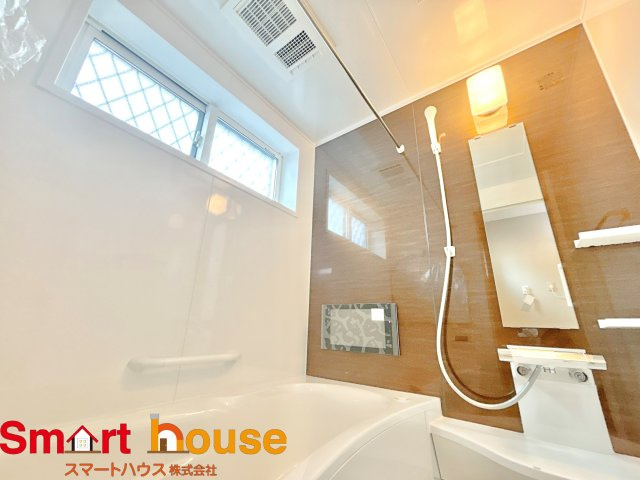 【浴室】 | 厚木市下荻野　1棟！ | 一日の疲れを癒してくれる場所なので、快適に過ごして頂く為にゆったりサイズのバスタブを用意しました。是非半身浴をお楽しみ下さい。空気が籠らない様に小窓も設置しております。