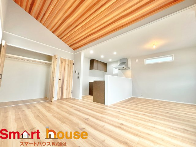 【居間・リビング】 | 厚木市下荻野　1棟！ | 大切なご家族が集まるからこそＬＤＫはこだわりたい！休日はおひさまの光をたっぷりと取りこめるリビングでゆったりと過ごしませんか？子供たちが元気に笑いながら走り回っても十分な広さの空間です。